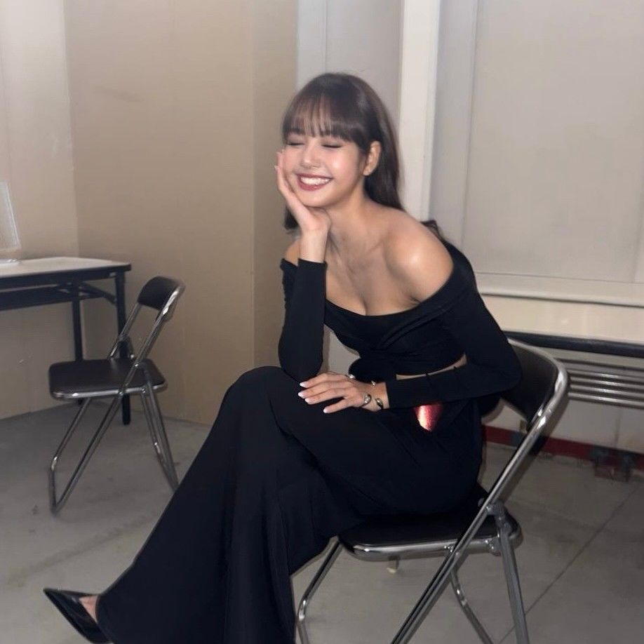 Behind-the-scenes cut of Lisa (BLACKPINK)