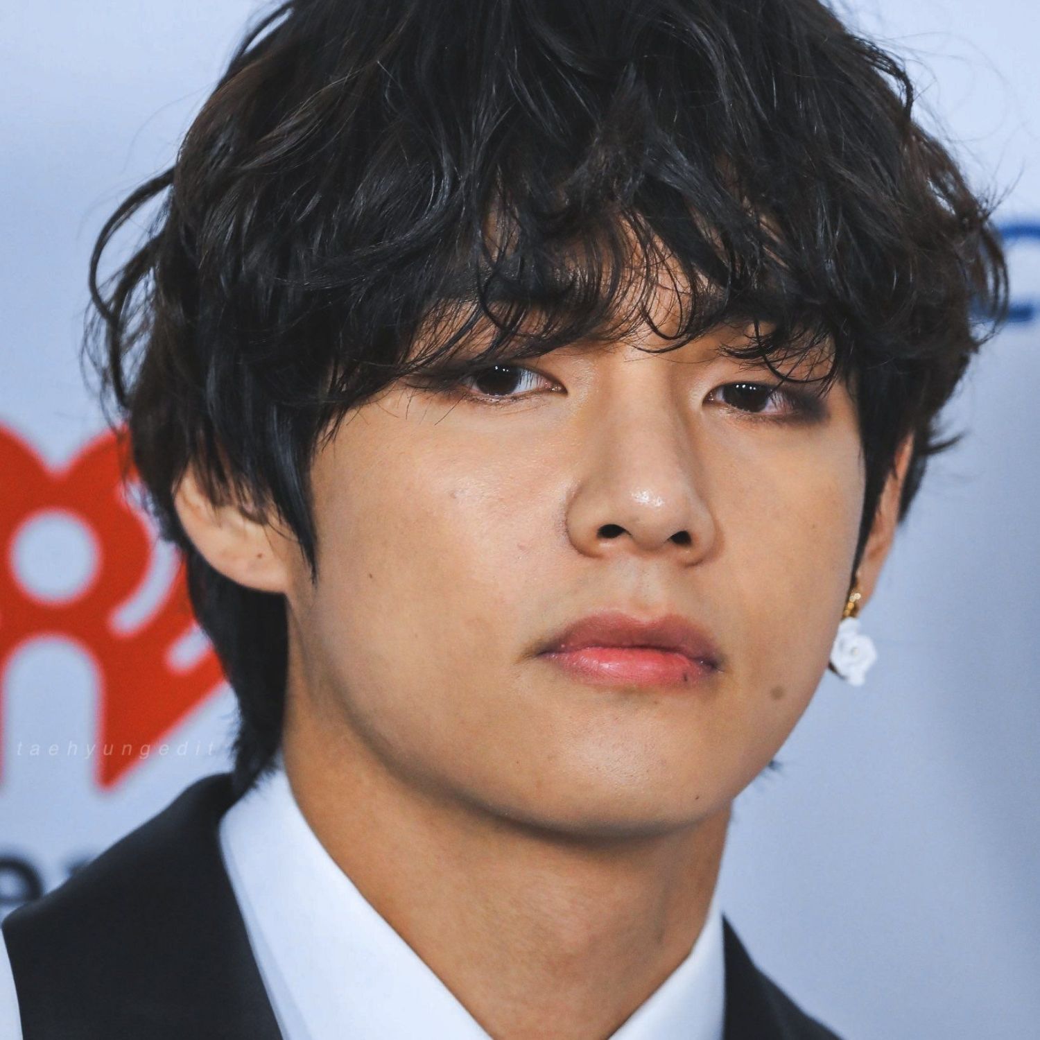 뷔 (방탄소년단)의 최신 사진