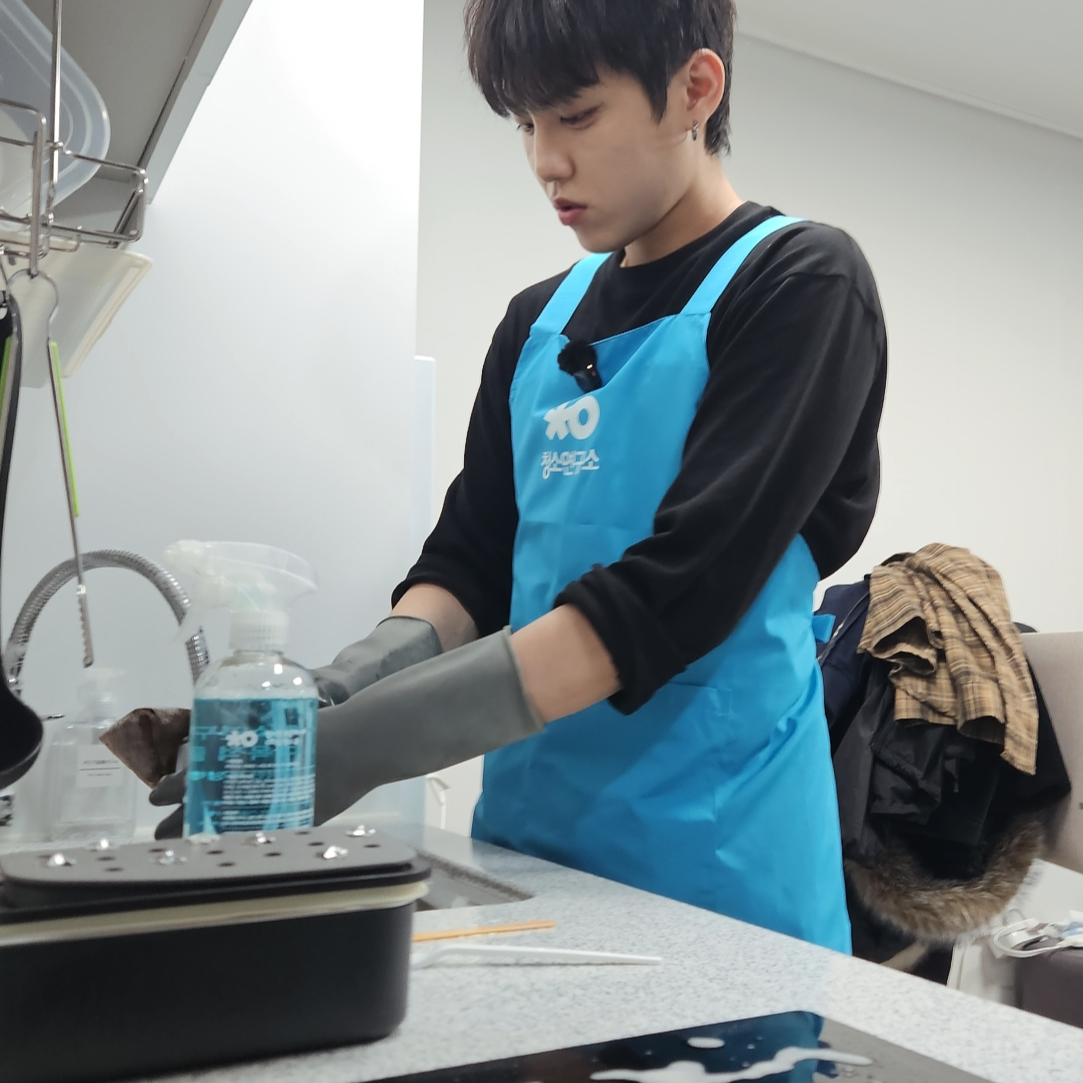 Behind-the-scenes cut of Park Woojin (AB6IX)