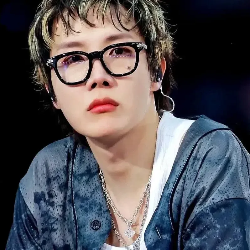 Foto aktivitas terbaru j-hope (BTS)