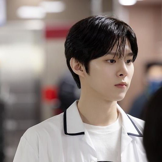 Behind-the-scenes cut of Kim Wooseok
