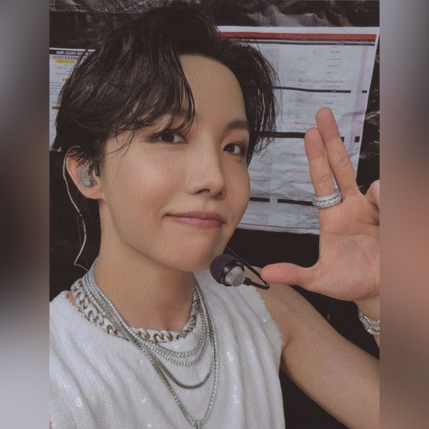 Momen yang diabadikan oleh penggemar j-hope (BTS)