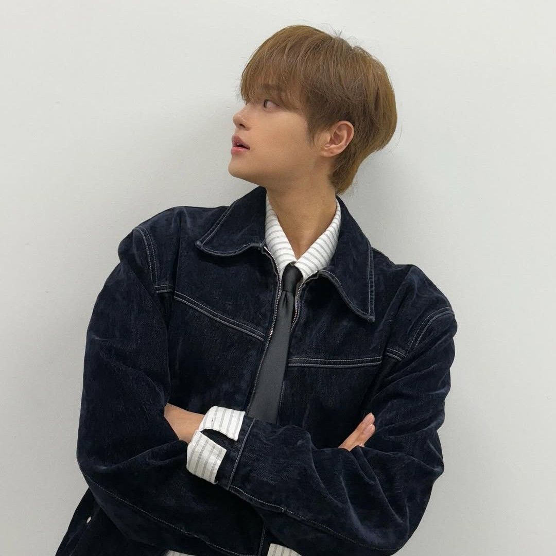 A moment captured by Lee Daehwi (AB6IX)'s fan