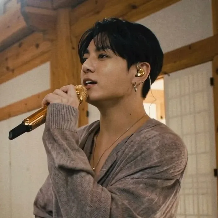 Foto aktivitas terbaru Jungkook (BTS)