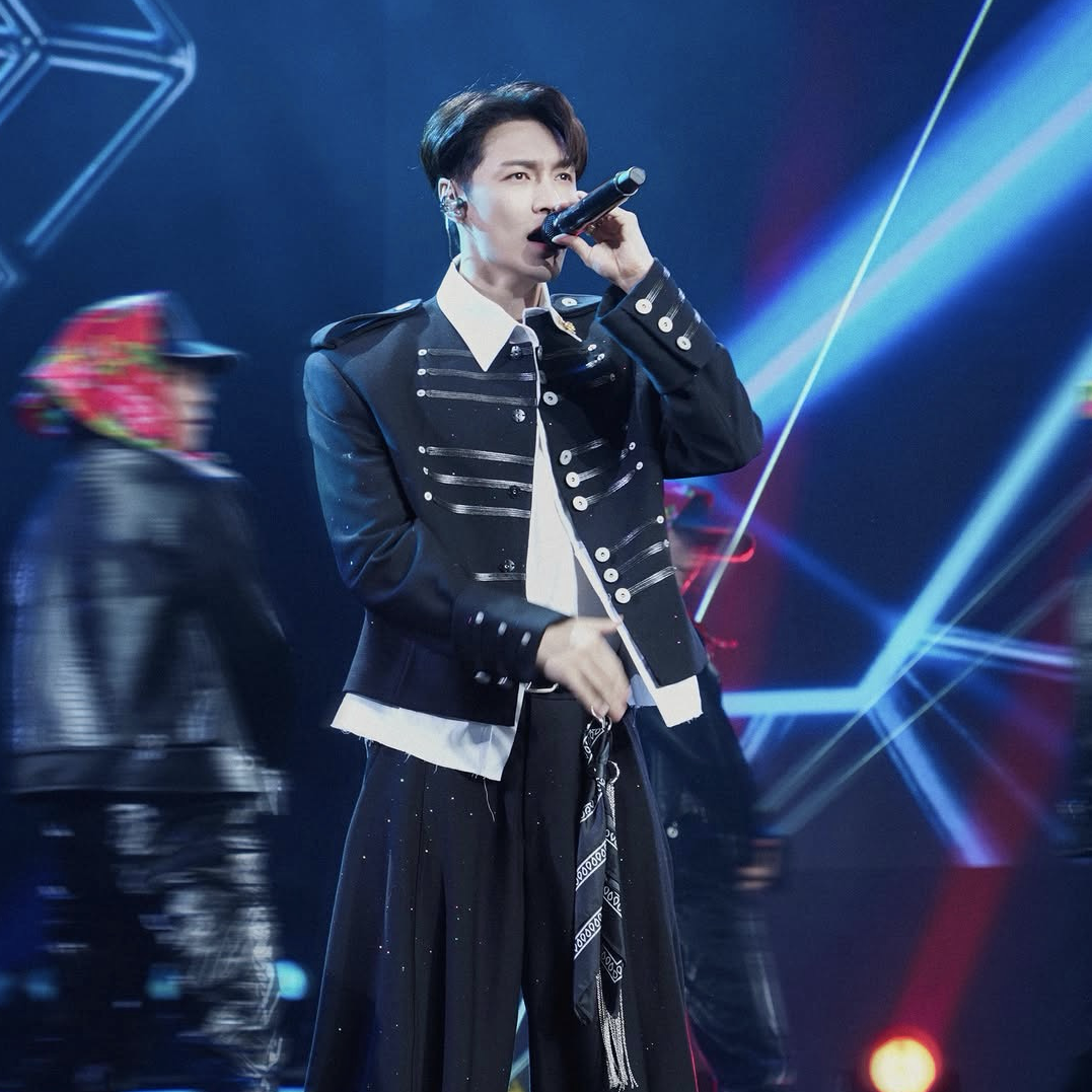 Recent activity shot of Lay (EXO)