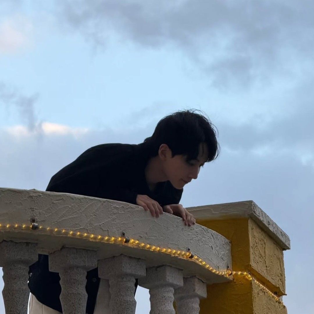 A moment captured by Jeonghan (SEVENTEEN)'s fan