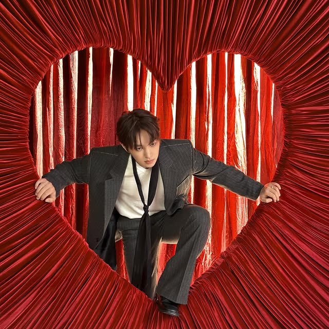 A moment captured by Onew (SHINee)'s fan