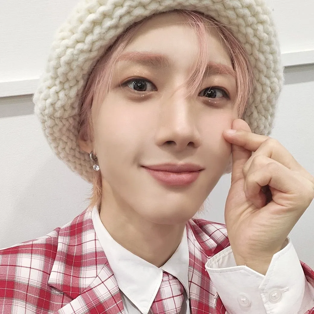 A moment captured by Hui (PENTAGON)'s fan