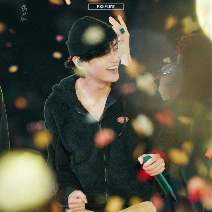 뷔 (방탄소년단) 최근 활동샷