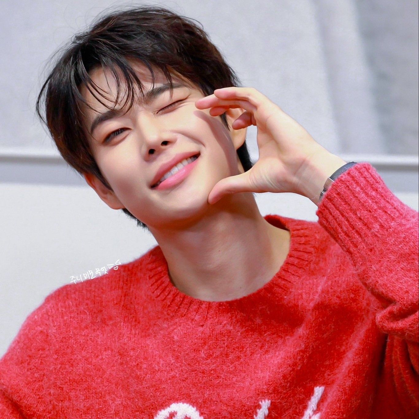 A moment captured by MJ (ASTRO)'s fan