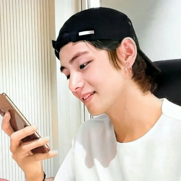 뷔 (방탄소년단)의 최신 사진