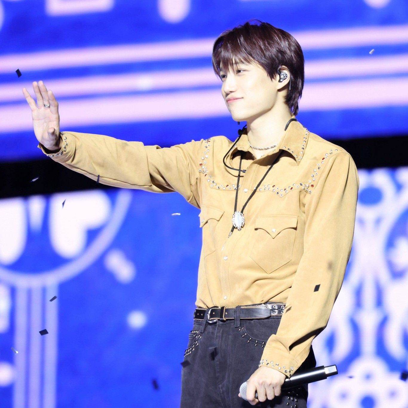 Behind-the-scenes cut of EXO