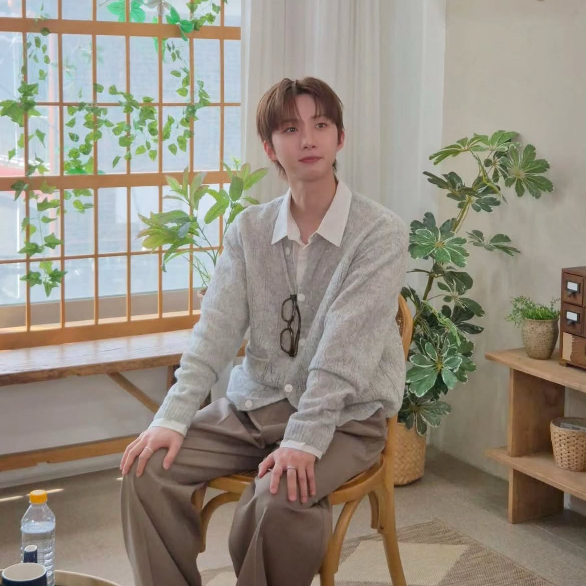 A moment captured by Hui (PENTAGON)'s fan