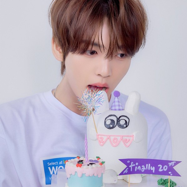 今天在最爱偶像中闪耀的韩维辰 (ZEROBASEONE)代表照片