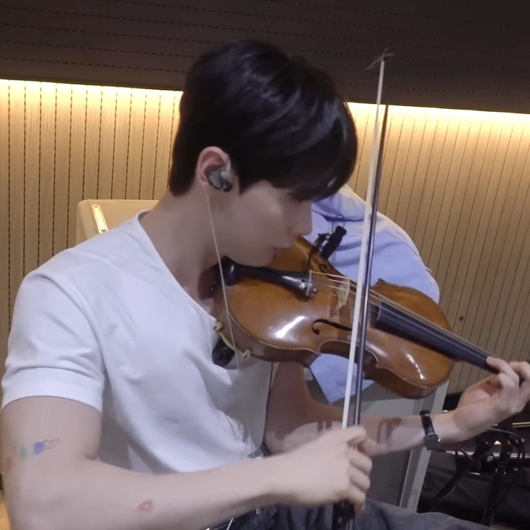 Behind-the-scenes cut of Shin Yechan (LUCY)