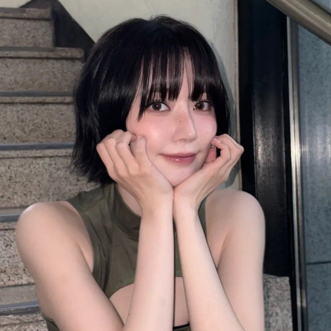 Latest photo of Sakura (LE SSERAFIM)