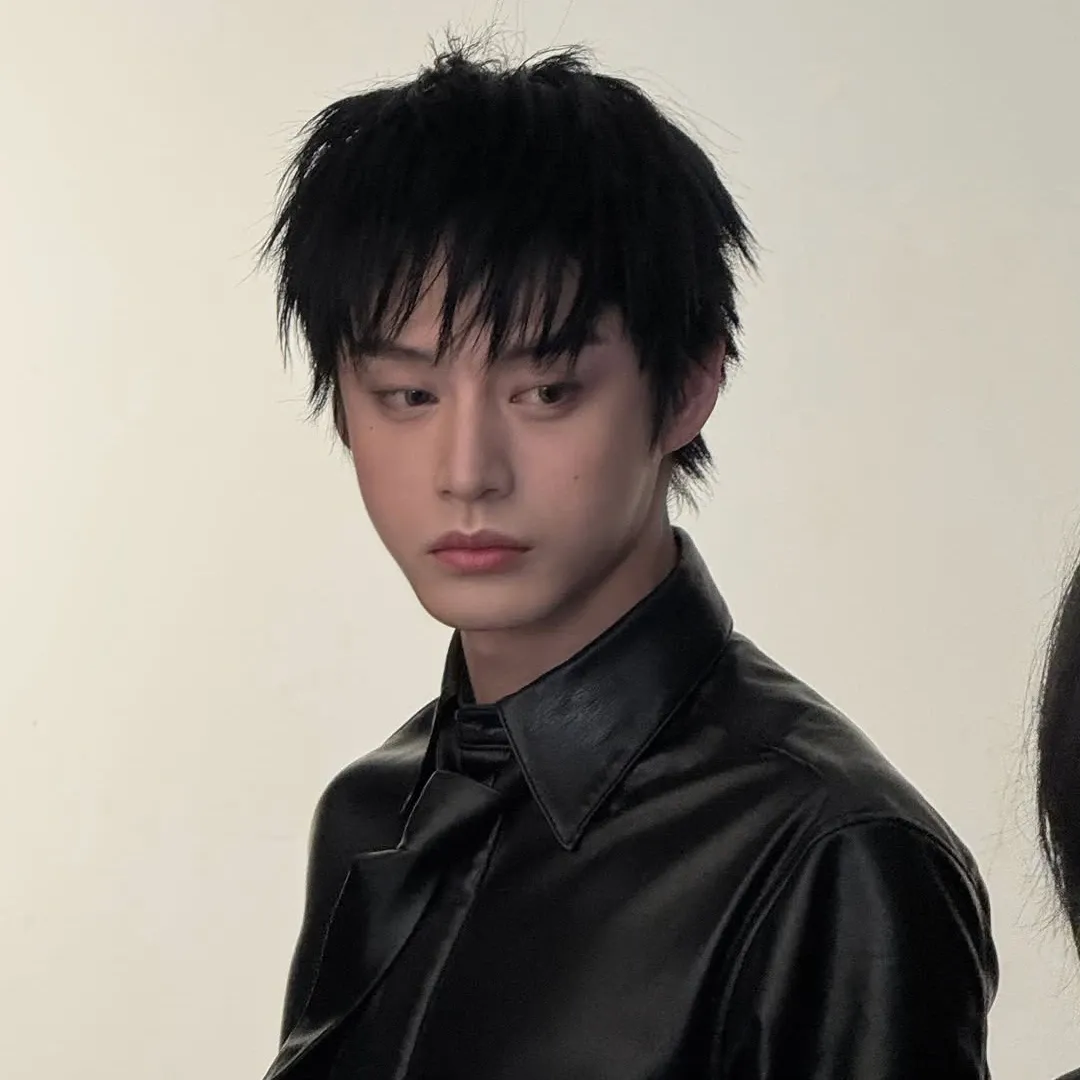 Foto terbaru Kim Jiwoong (ZEROBASEONE)
