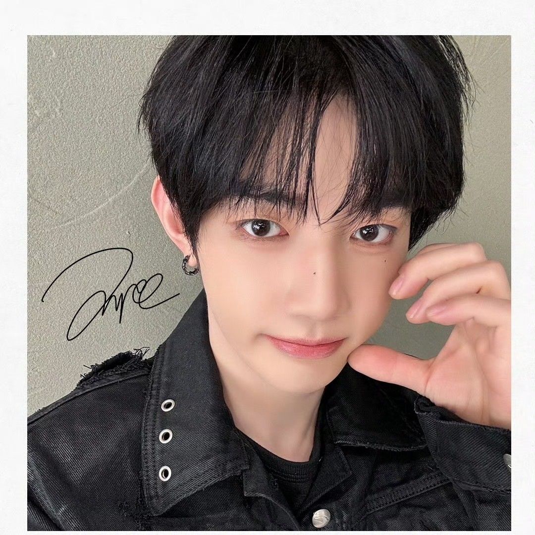 Latest photo of Zhang Hao (ZEROBASEONE)