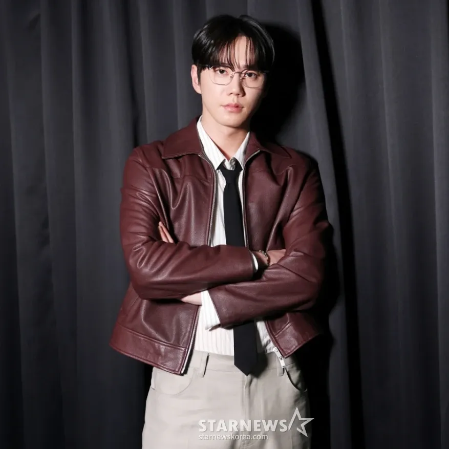 Behind-the-scenes cut of Lee Junyoung