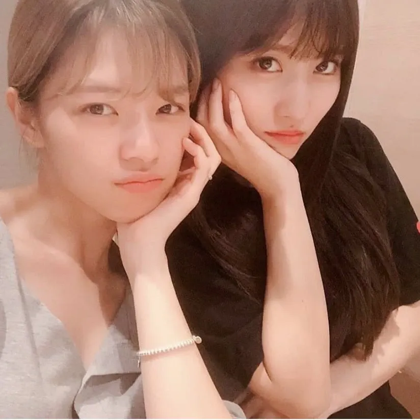 Foto aktivitas terbaru Momo (TWICE)