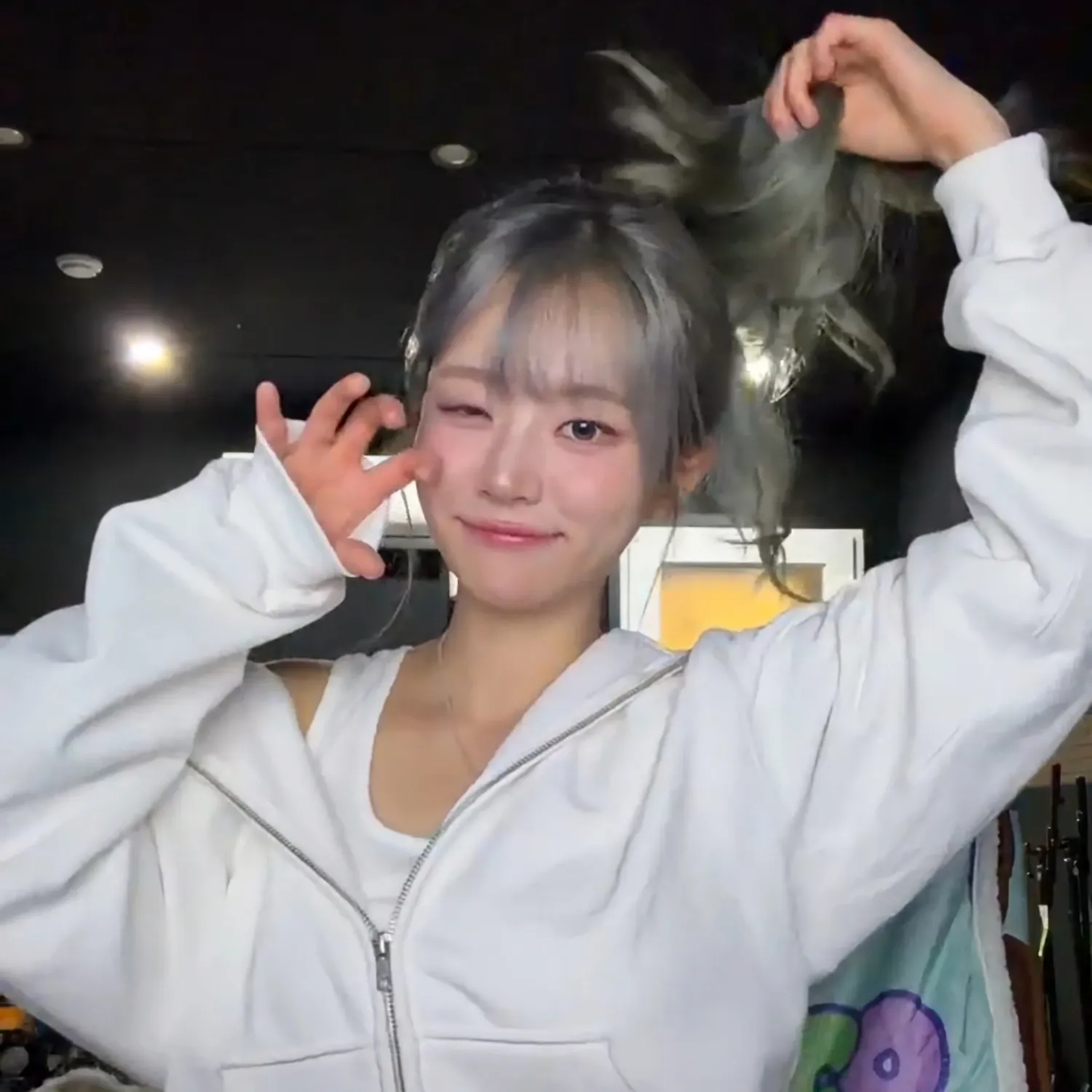 Behind-the-scenes cut of Chodan (QWER)