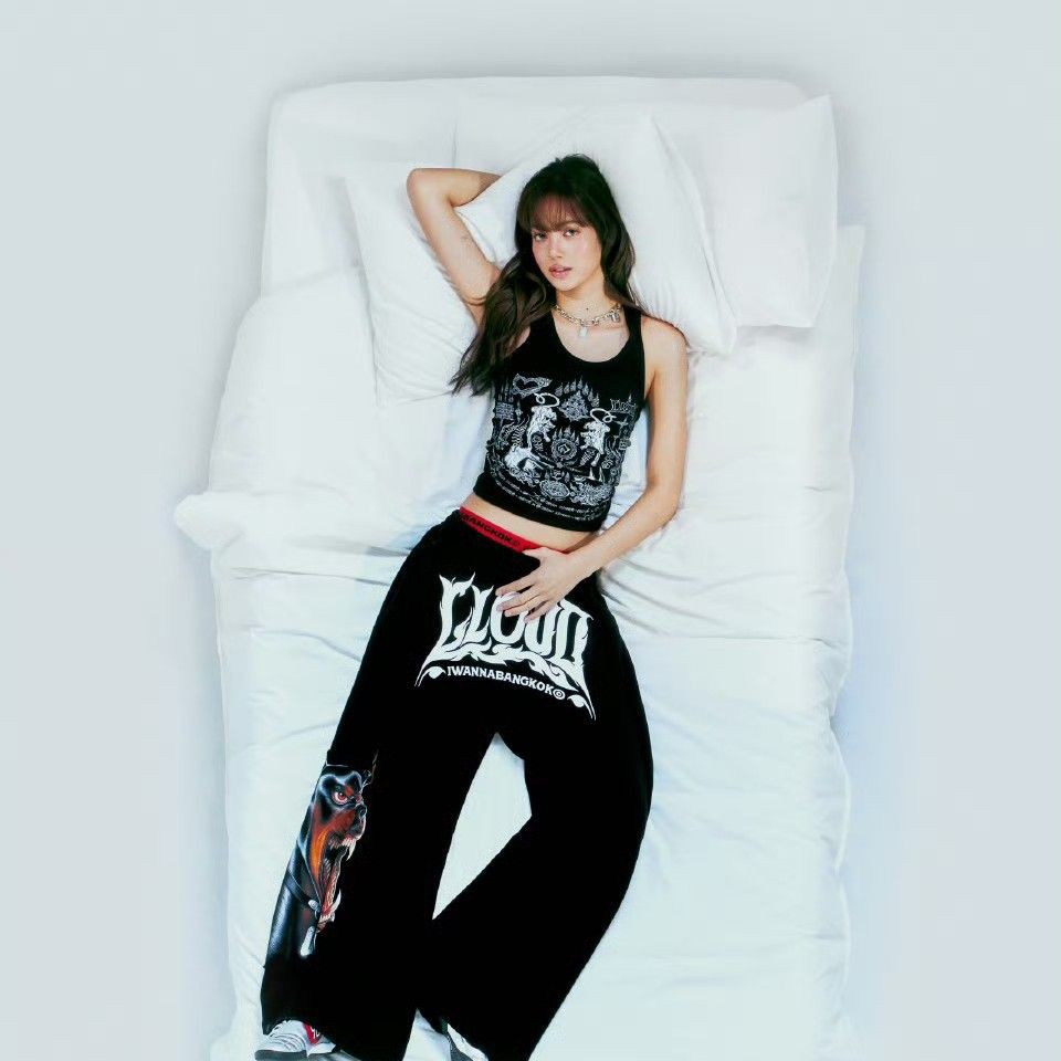 Foto aktivitas terbaru Lisa (BLACKPINK)