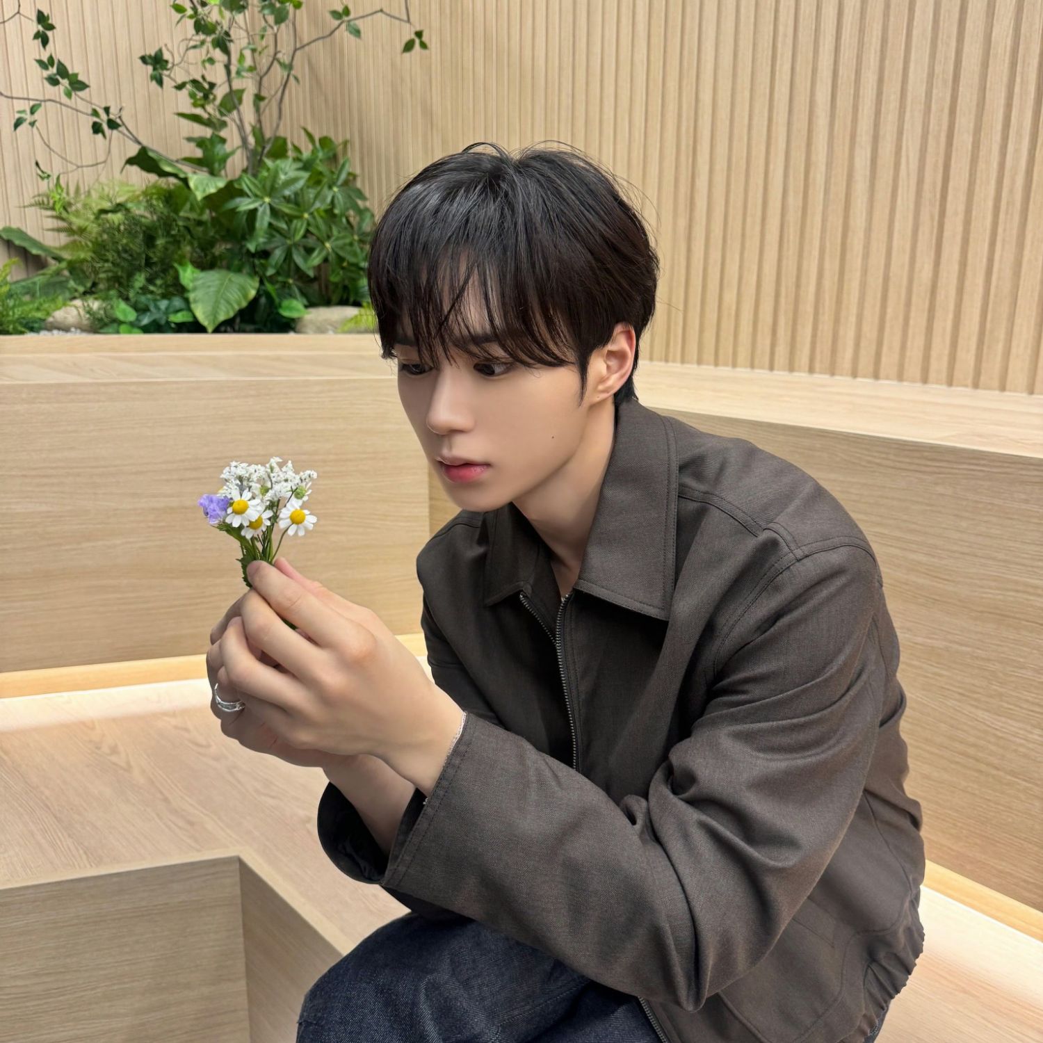 Behind-the-scenes cut of Kim Junseo (ALPHA DRIVE ONE)