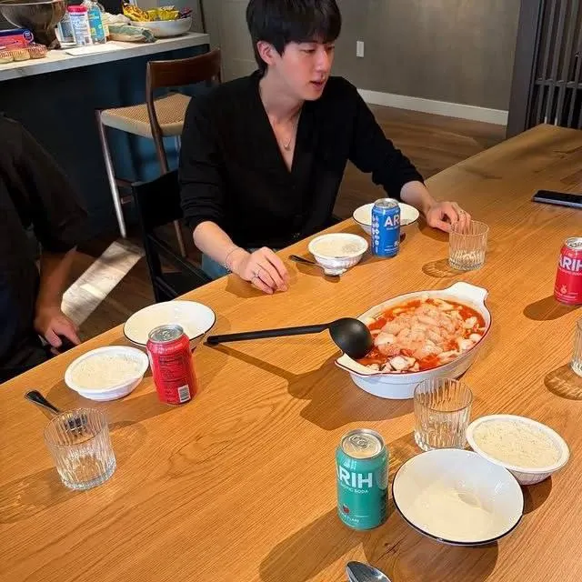 진 (방탄소년단)의 비하인드 컷