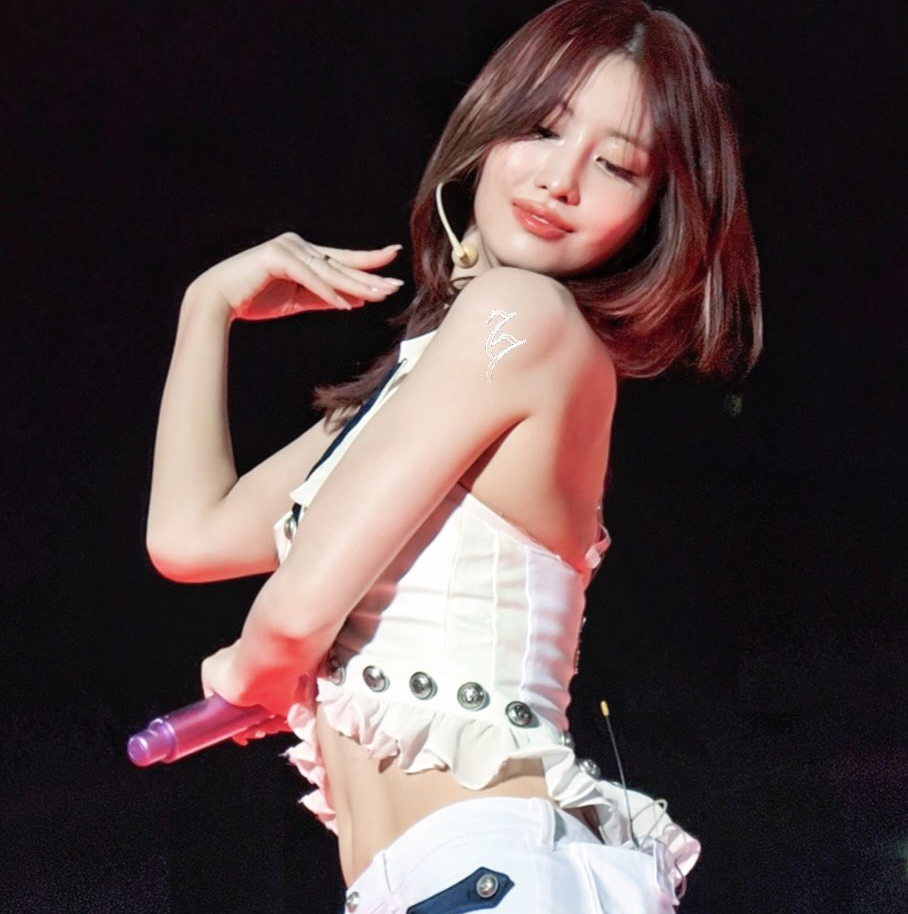 Behind-the-scenes cut of Momo (TWICE)