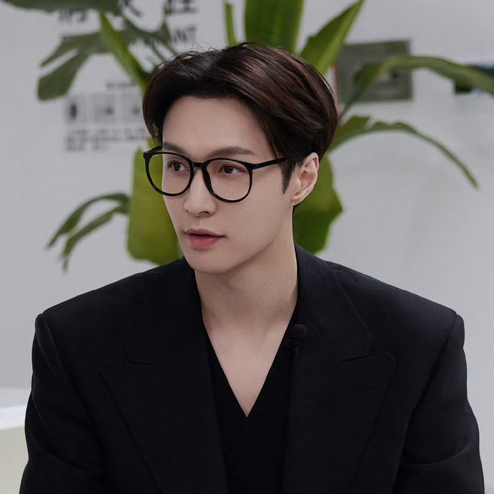 A moment captured by Lay (EXO)'s fan