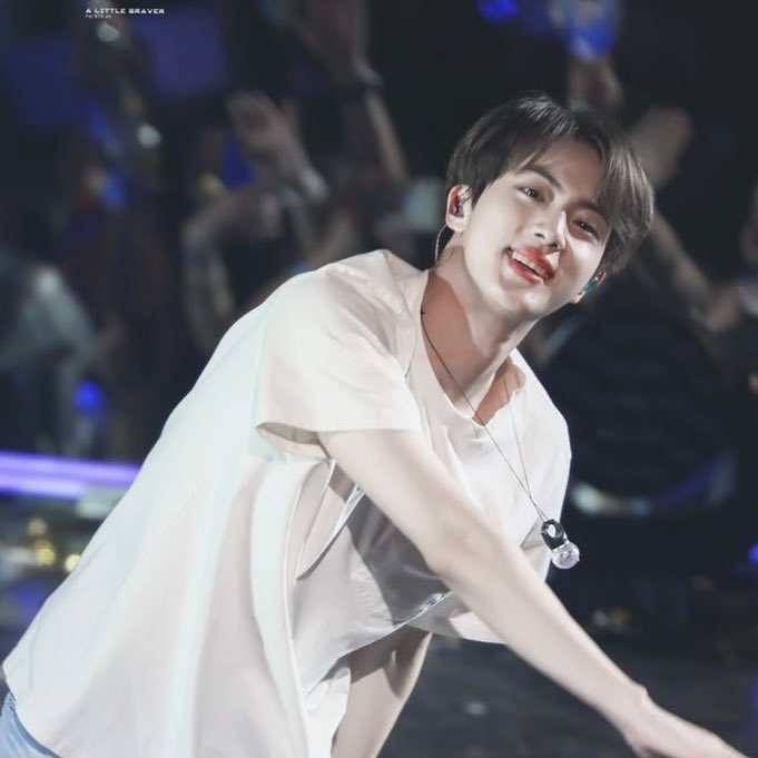 Momen yang diabadikan oleh penggemar Jin (BTS)