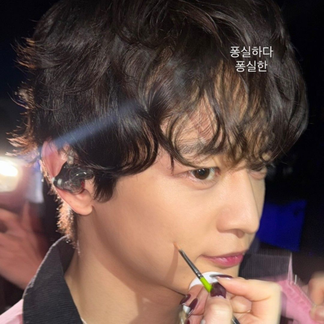 Recent activity shot of Minho (SHINee)