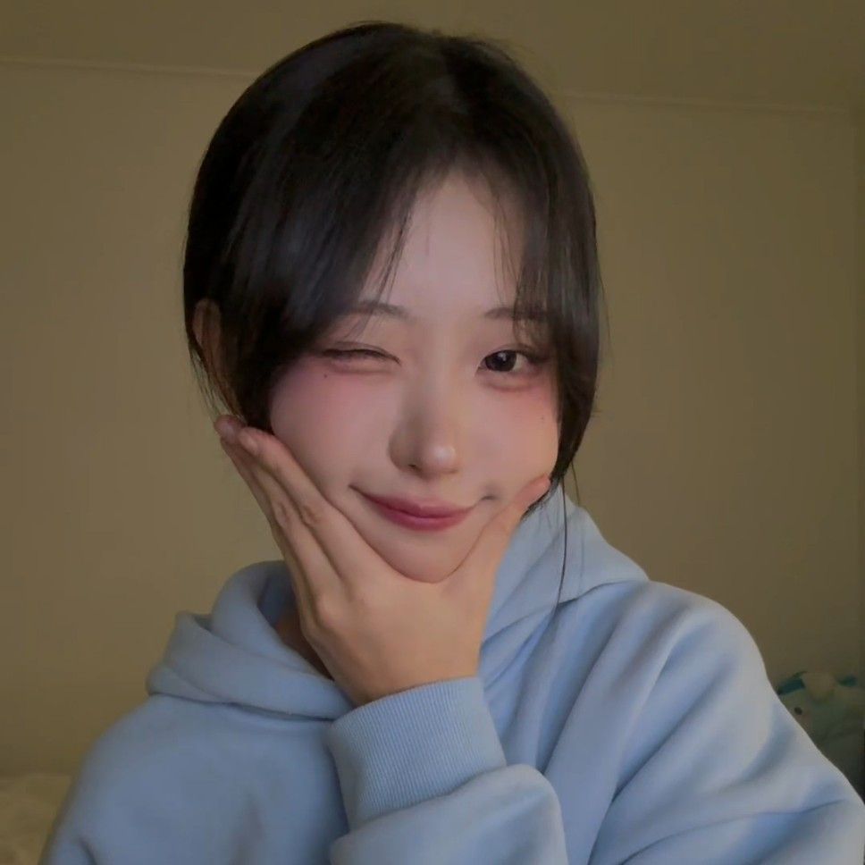 A moment captured by Hina (QWER)'s fan