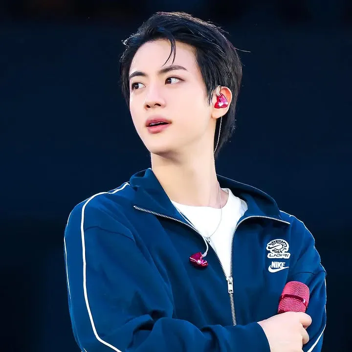 Foto aktivitas terbaru Jin (BTS)