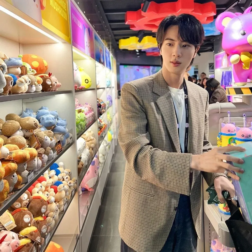 Momen yang diabadikan oleh penggemar Jin (BTS)