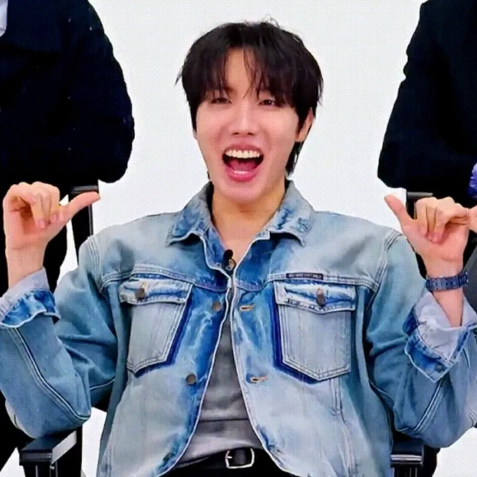 Foto aktivitas terbaru j-hope (BTS)