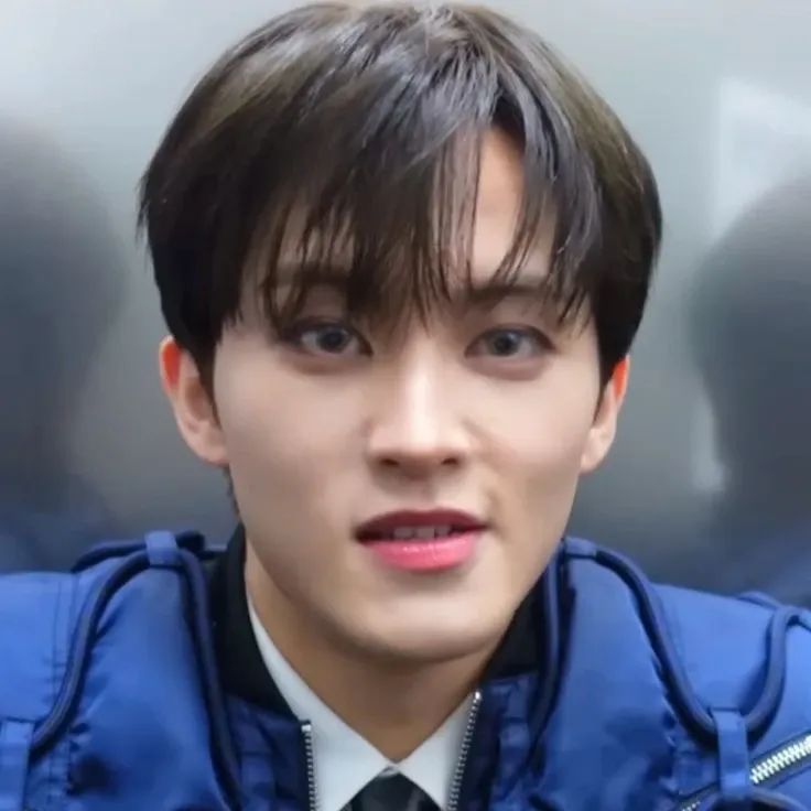 Behind-the-scenes cut of Mark