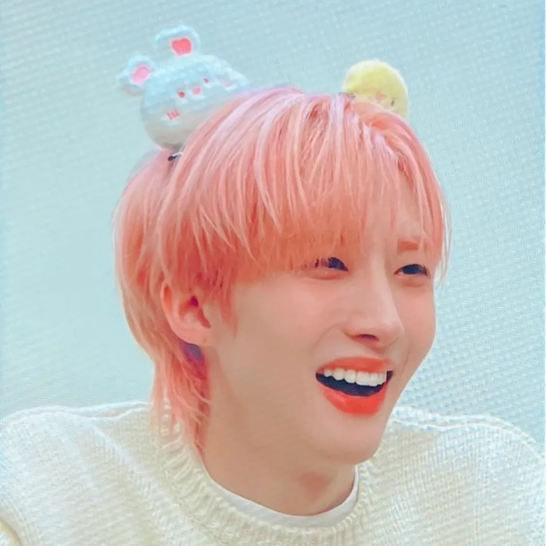 A moment captured by Hui (PENTAGON)'s fan