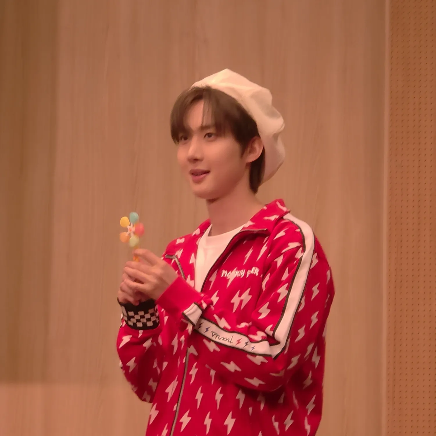 A moment captured by Hui (PENTAGON)'s fan