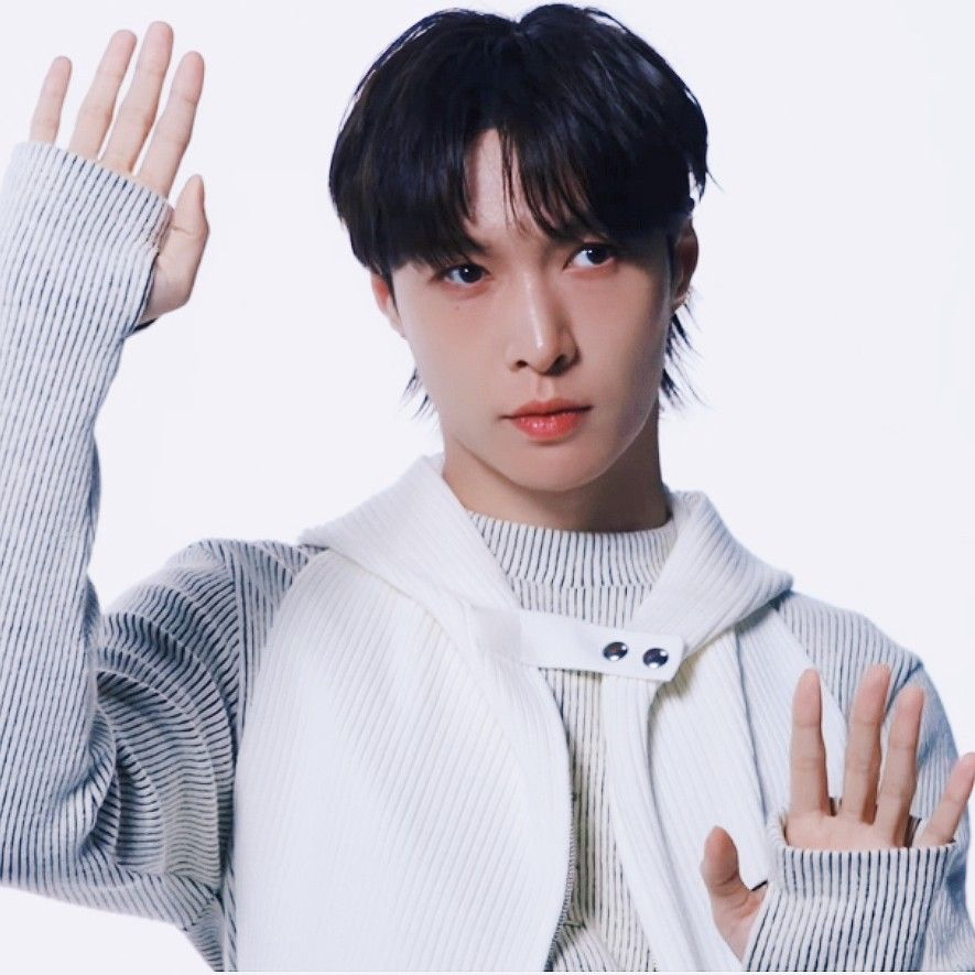 Behind-the-scenes cut of Lay (EXO)