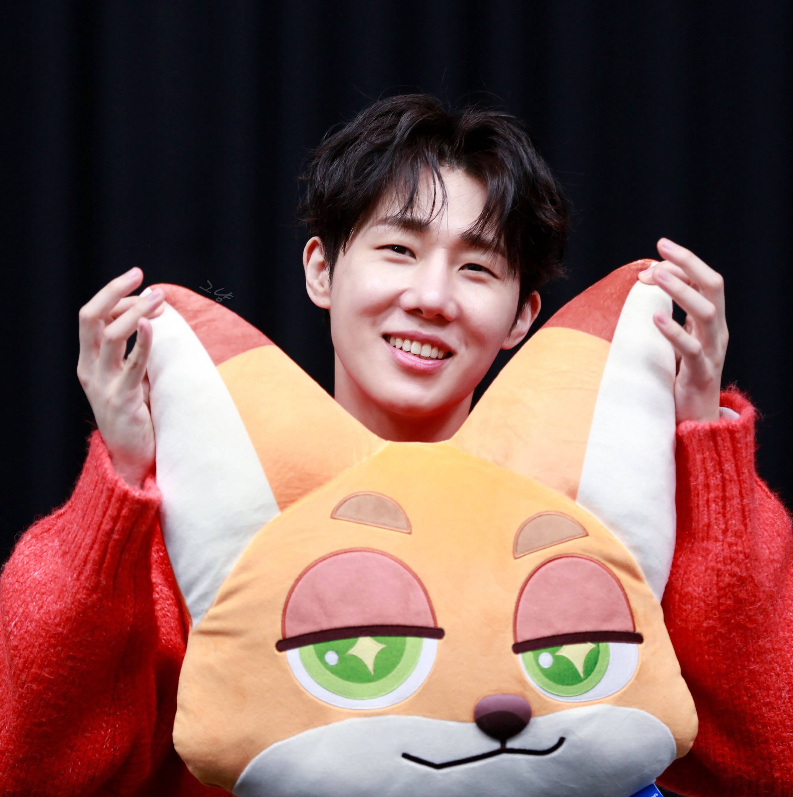 A moment captured by Sungkyu (INFINITE)'s fan