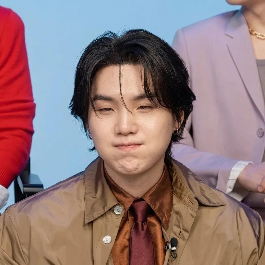 Foto aktivitas terbaru SUGA (BTS)