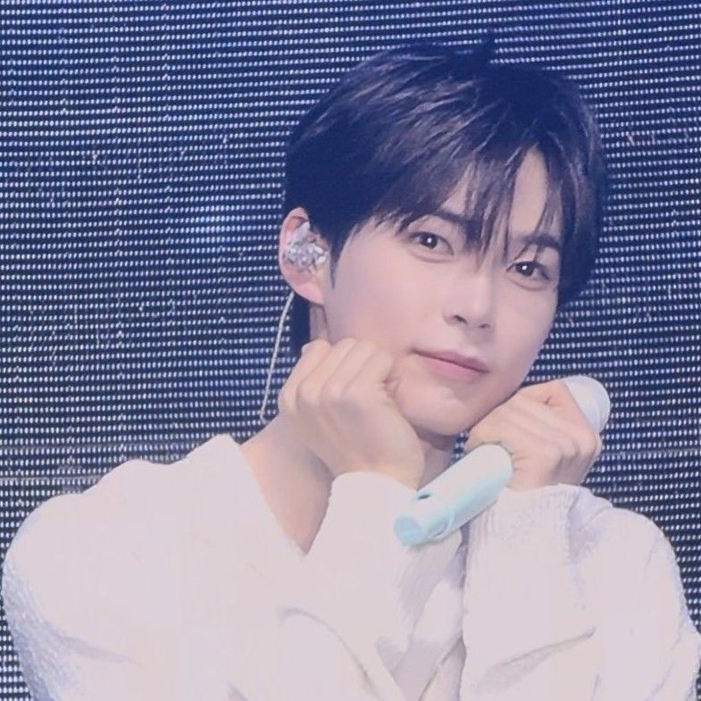 Behind-the-scenes cut of Sung Hanbin (ZEROBASEONE)