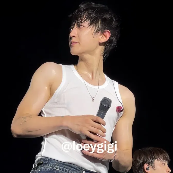 Recent activity shot of Chanyeol (EXO)