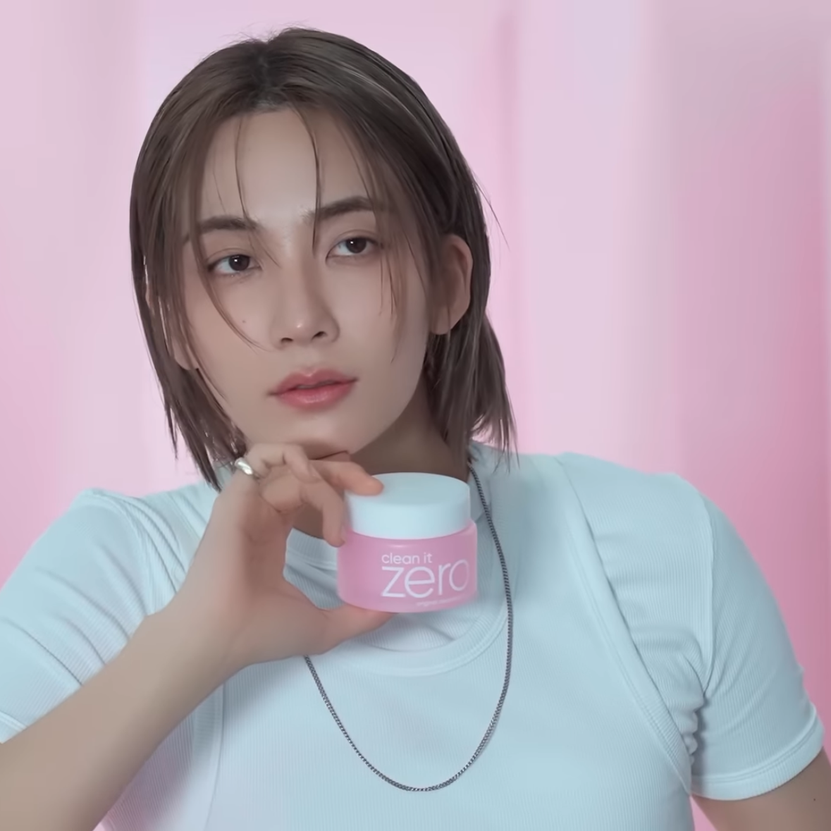 A moment captured by Jeonghan (SEVENTEEN)'s fan