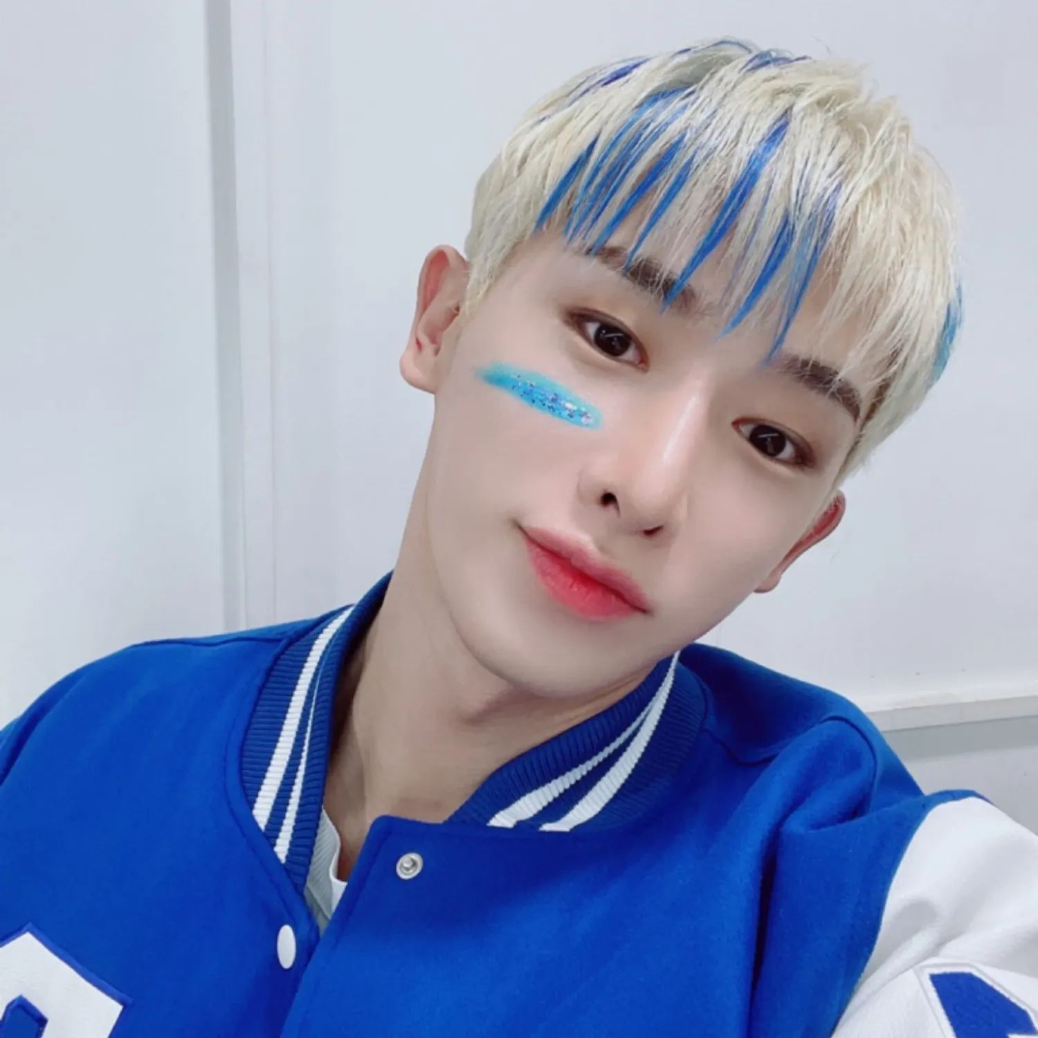 A moment captured by Wonho's fan