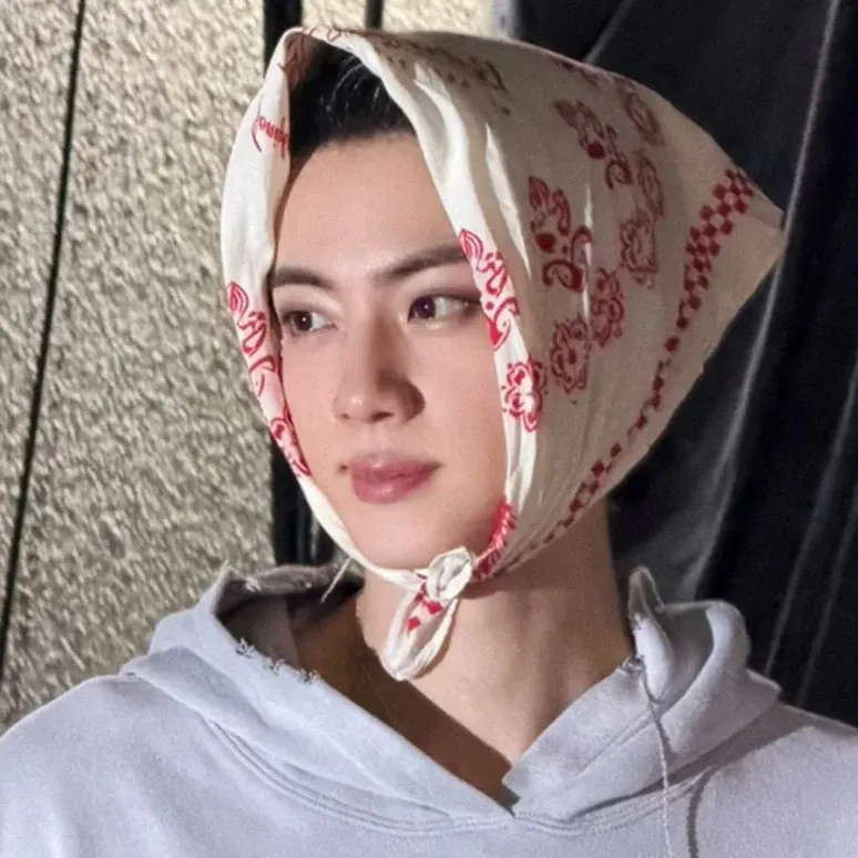 Foto aktivitas terbaru Jin (BTS)