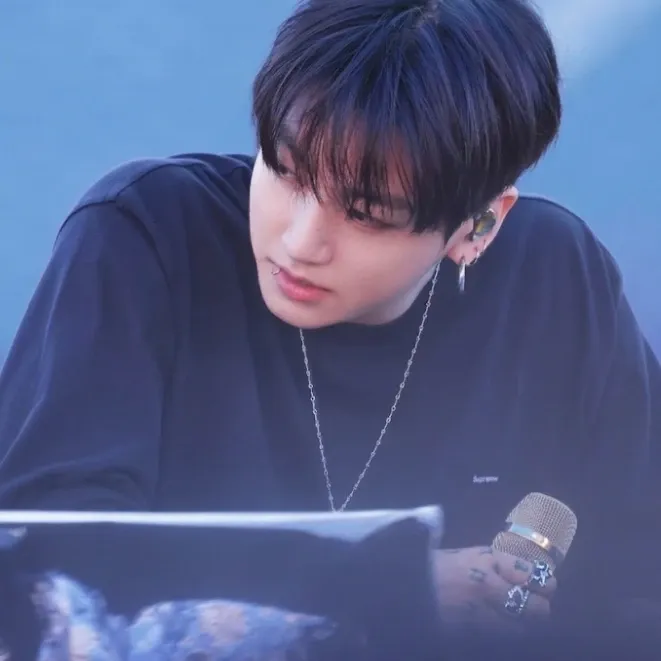 Foto aktivitas terbaru Jungkook (BTS)