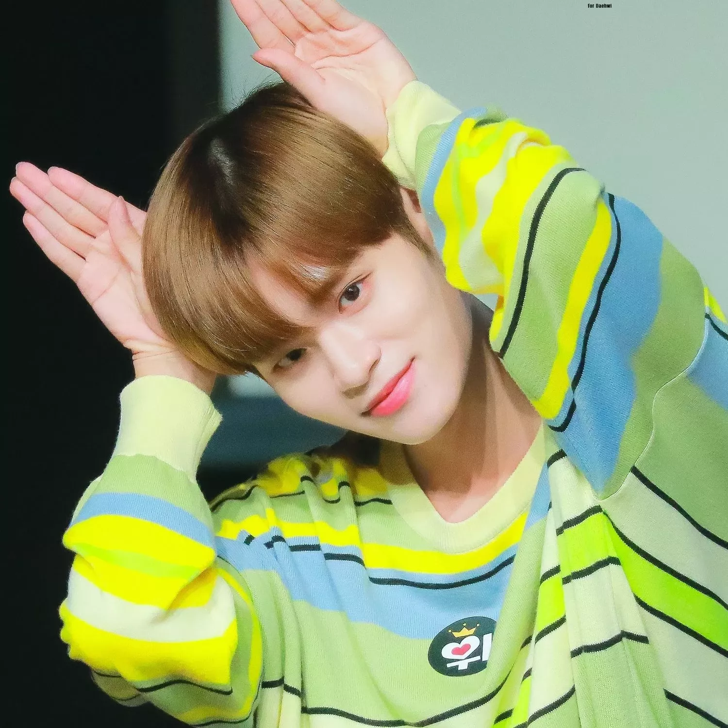 A moment captured by Lee Daehwi (AB6IX)'s fan