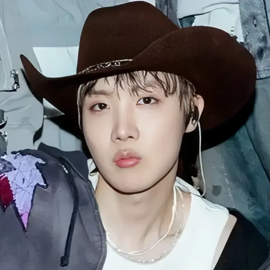 Foto aktivitas terbaru j-hope (BTS)